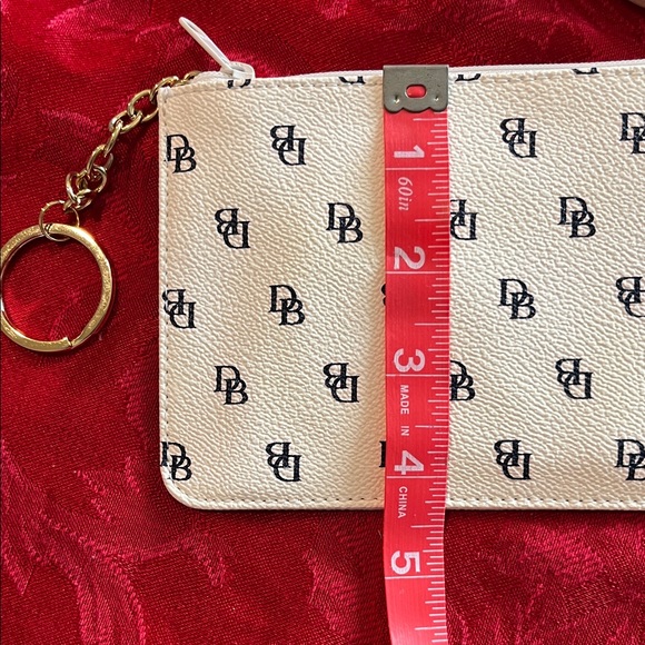 🔥EUC Dooney and Bourke Greta Slim Coated White Canvas Wristlet Clutch - Picture 4 of 11